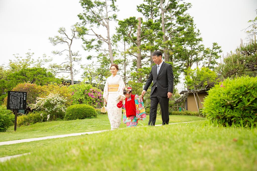 S__87670822 - 着物辞典 -着物の疑問解消します- 着物を着た女の子と女の子の手を繋いでいる両親